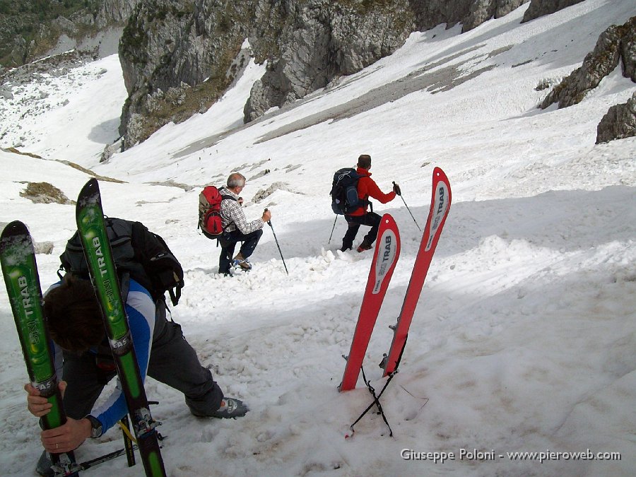 1° giugno 08 Cimon della Bagozza 026.jpg - C'è anche chi se la fa a piedi